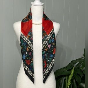 💝Berkshire beautiful Scarf ( 30X30 ) great condition.